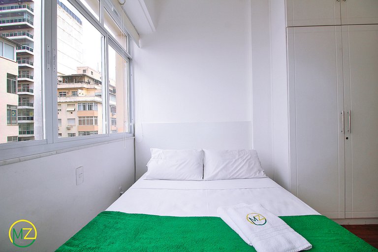 Studio no Leme com vista parcial para o mar