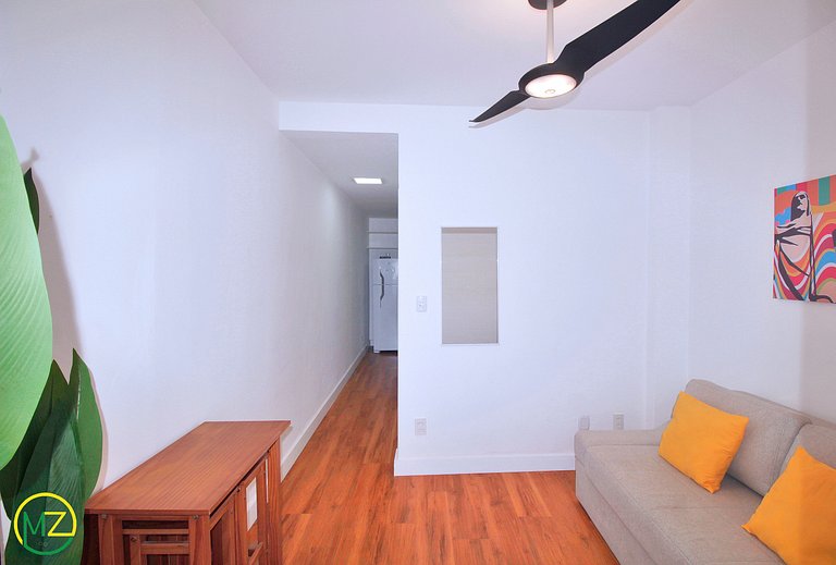 Studio no Leme com vista parcial para o mar