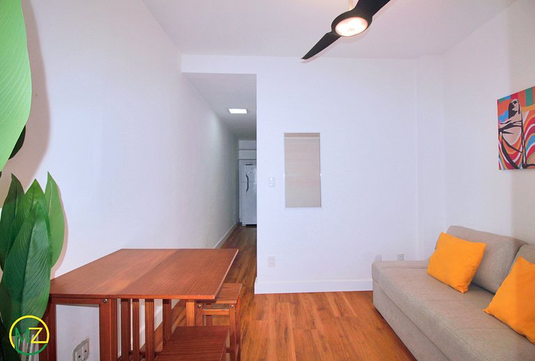 Studio no Leme com vista parcial para o mar