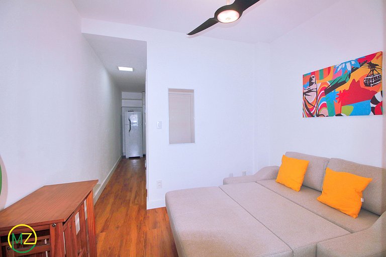 Studio no Leme com vista parcial para o mar