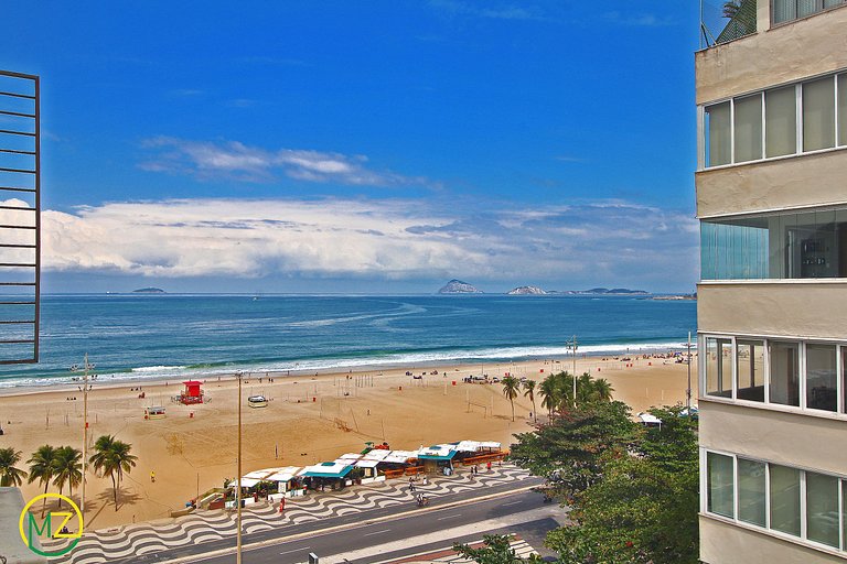 Studio no Leme com vista parcial para o mar