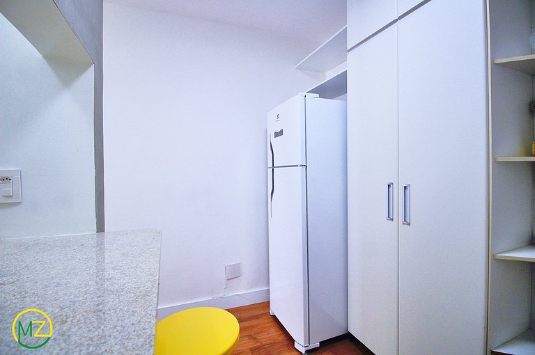 Studio no Leme com vista parcial para o mar