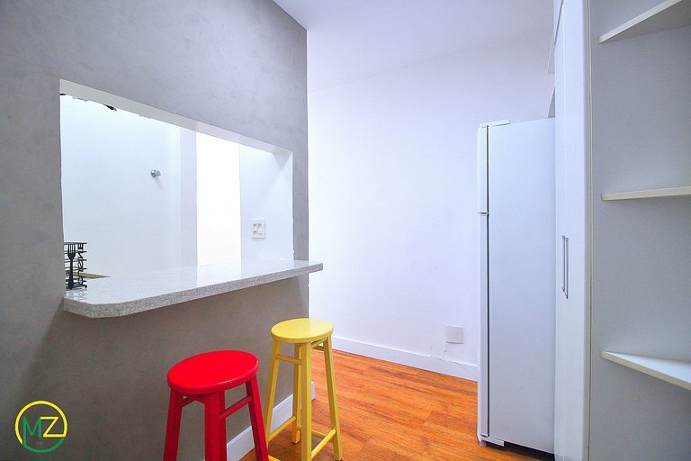 Studio no Leme com vista parcial para o mar