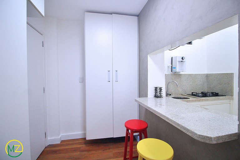 Studio no Leme com vista parcial para o mar