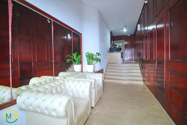 Studio no Leme com vista parcial para o mar