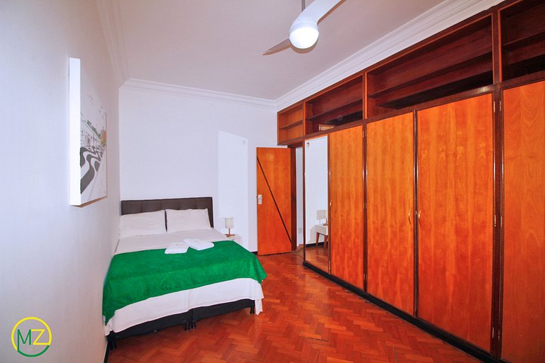 Espaçoso 3 quartos na quadra da praia p/ 8 pessoas