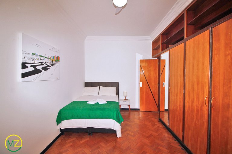 Espaçoso 3 quartos na quadra da praia p/ 6 pessoas