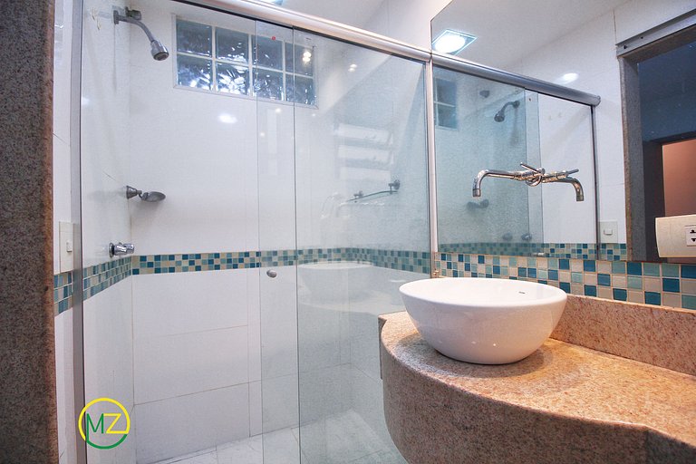 Bom 3 quartos no posto 6 com vaga de garagem