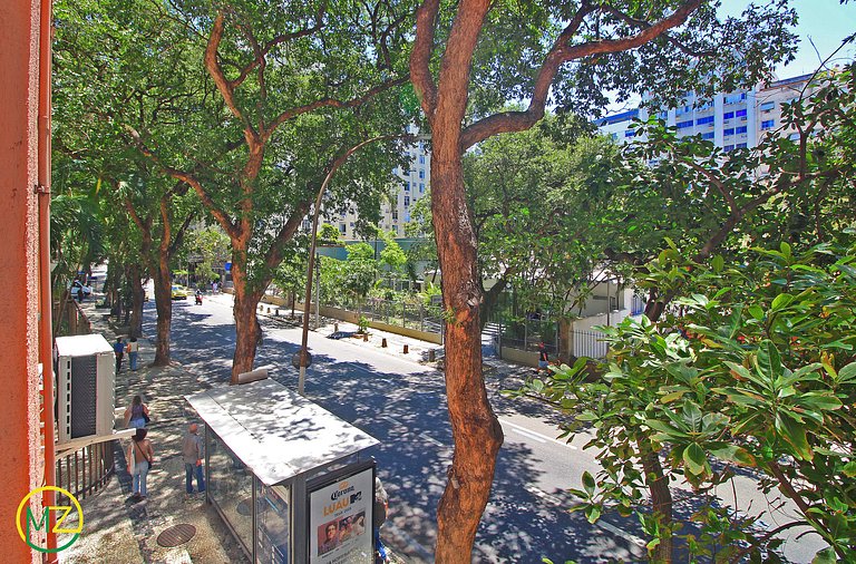 Bom 3 quartos no posto 6 com vaga de garagem