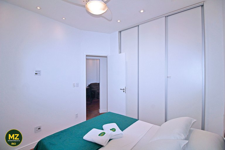 Bright living room and two bedrooms for 6 people