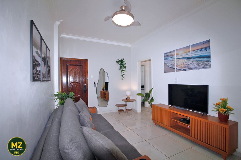 Sala y dormitorio espaciosos y cómodos en Posto 5