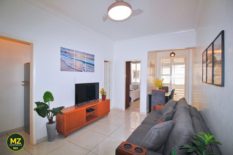 Sala y dormitorio espaciosos y cómodos en Posto 5