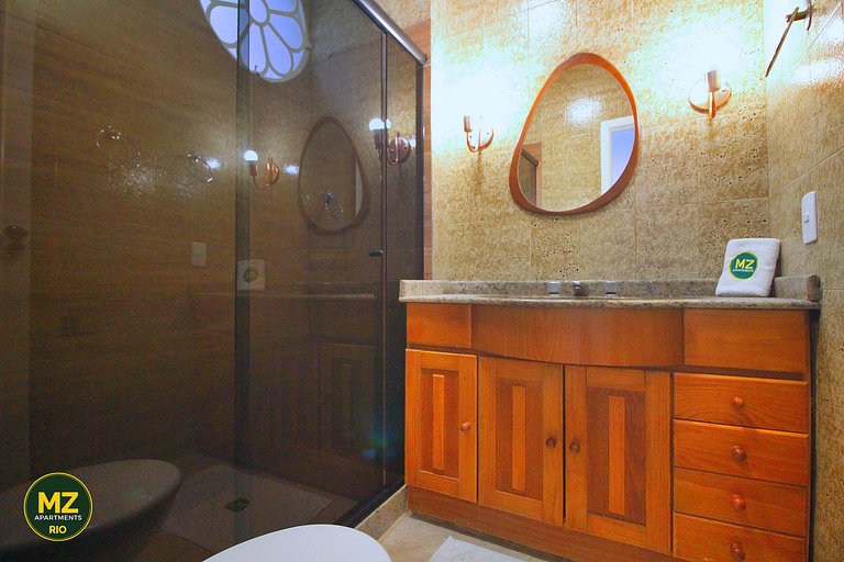 Sala e quarto espaçoso e confortável no Posto 5