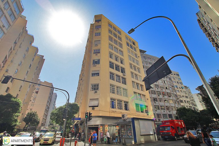Sala e 2 quartos econômico no posto 5 em Copacabana